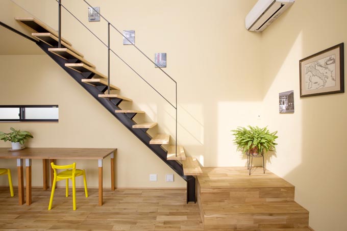 吹き抜けリビング一角のオープン階段