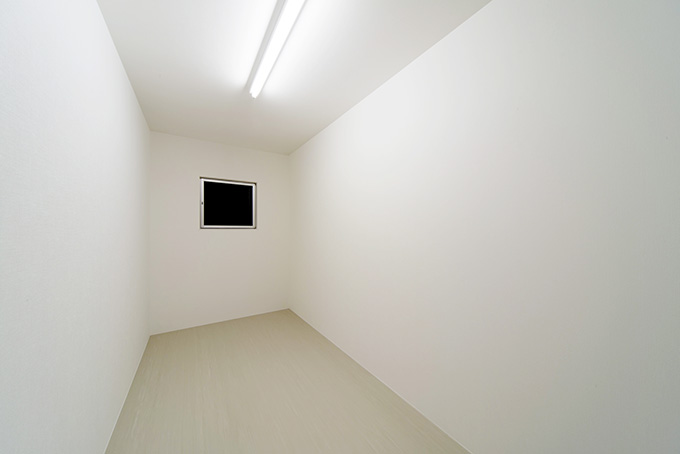 真白で統一された納戸