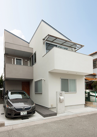 濃淡の外壁と勾配屋根がシャープな外観