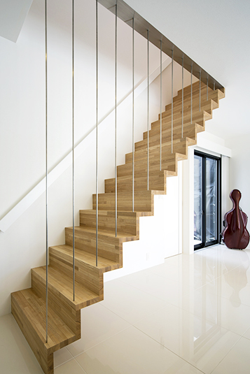 アート作品の様なスタイリッシュな階段