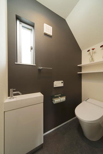 収納棚をつけたトイレスペース