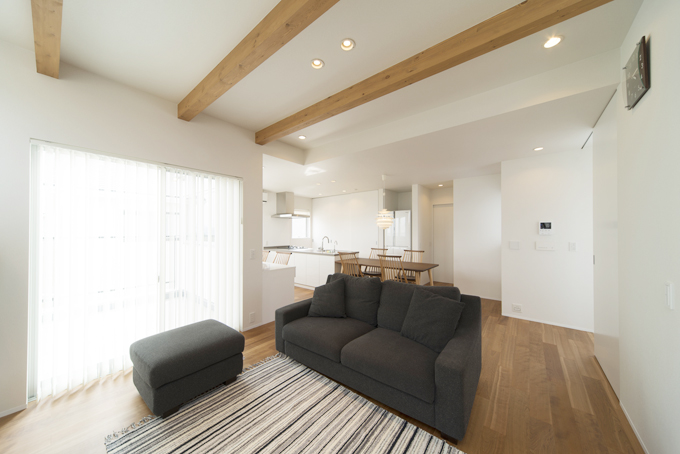 梁がアクセントのリビング