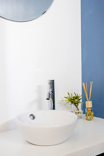 ブルーとホワイトのコントラストが爽やかなトイレ手洗い