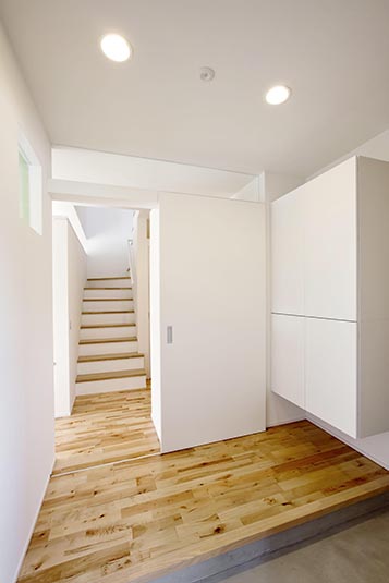 光の注ぐ階段が迎える玄関