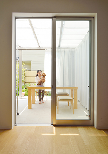 建物の間の路地状の中庭