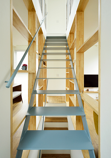 シンプルなスチールの階段