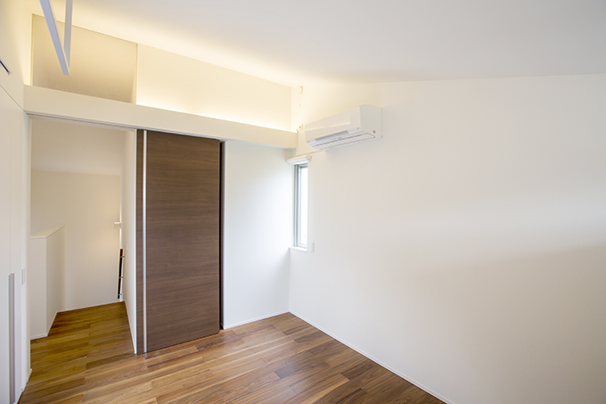 勾配屋根の落ち着く寝室