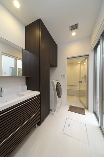 色のコントラストでメリハリのある洗面室