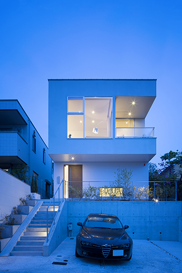 夕景に室内の光が優しく溢れる外観