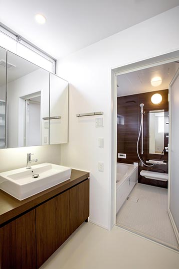 ダークなウッド調の壁がシックな水廻り