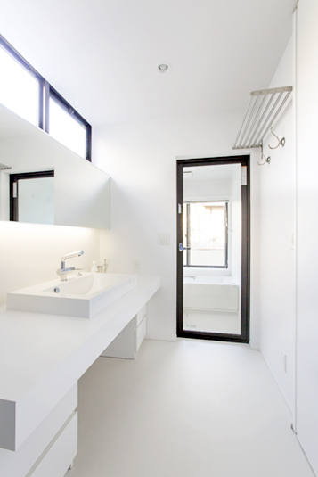 白で統一した明るい洗面