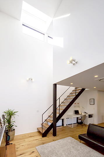 圧迫感のないシンプルな階段