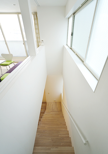 家全体に光を届ける階段横の窓