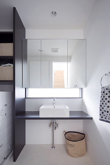 自然の光が入るモノトーンカラーの洗面