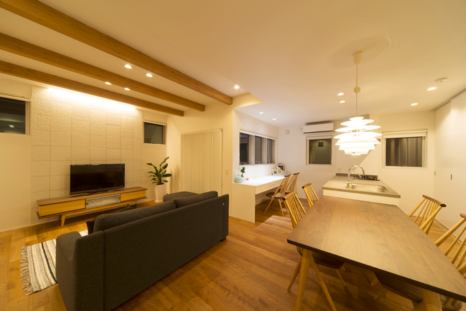 壁の一部をタイル貼にしてアクセントに