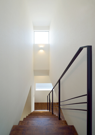 高い窓からの日差しを感じる階段