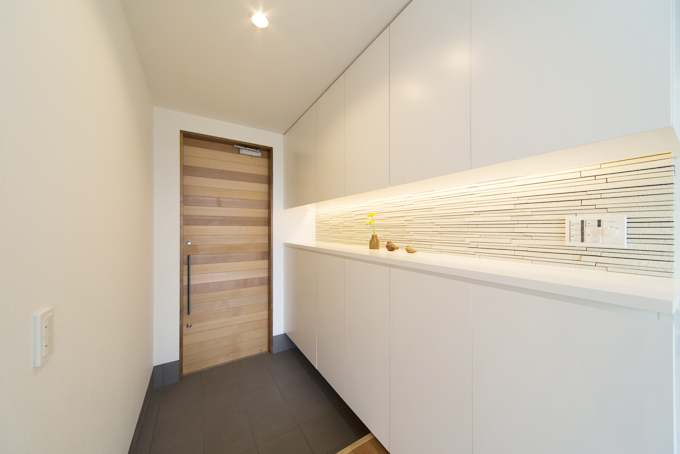 大容量の収納スペースを設置した玄関