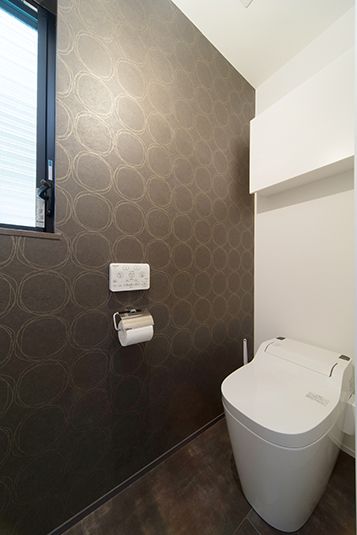 パターンのクロスがお洒落なトイレ