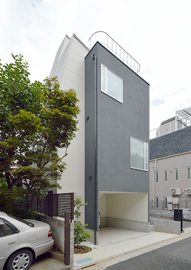 グレー×ホワイトの落ち着き感ある外観