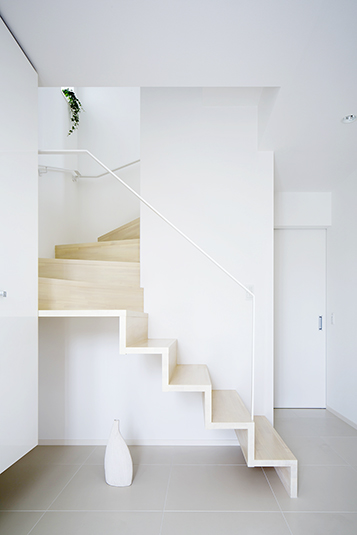 視界の通る2階への階段