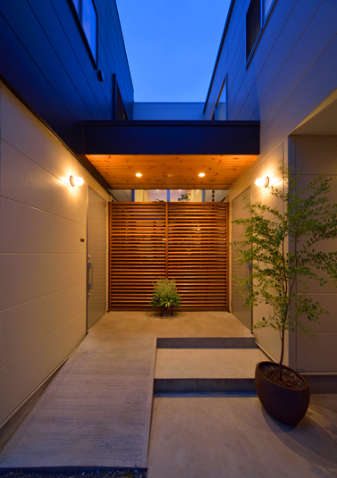 灯りがともる夜の玄関