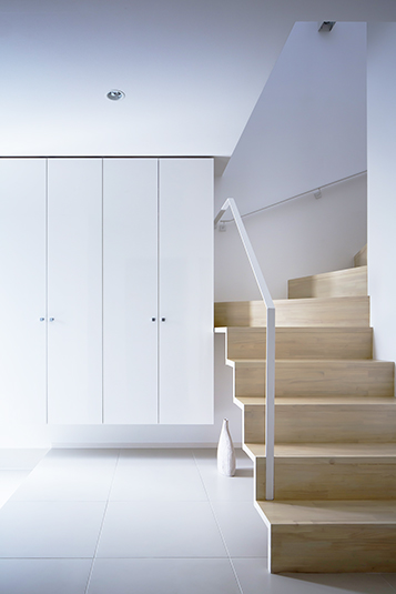 軽やかなシンプル形状の階段