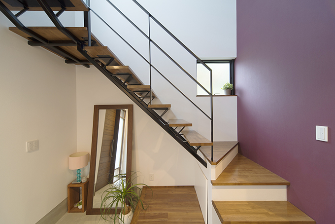 玄関から2階へ続く緩やかな階段