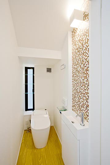 カラフルなモザイクタイルのトイレ