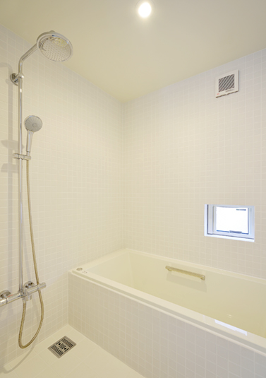 小窓がかわいい白い浴室 Fevecasa フェブカーサ