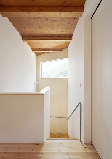 階段上の吹抜けと光を取り込む窓 Fevecasa フェブカーサ