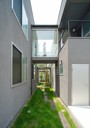 建物を繋ぐブリッジによる回廊