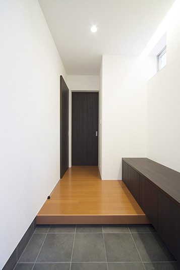 直線的でシックな玄関ホール