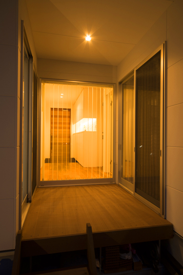 玄関から繋がる夜のウッドデッキ