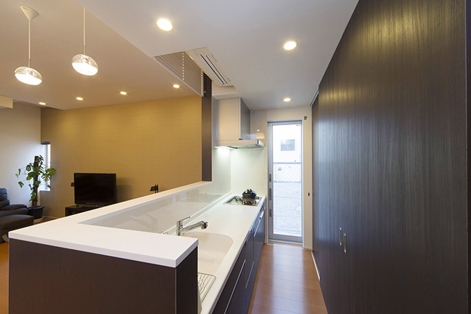 開放的で機能的なオープンキッチン