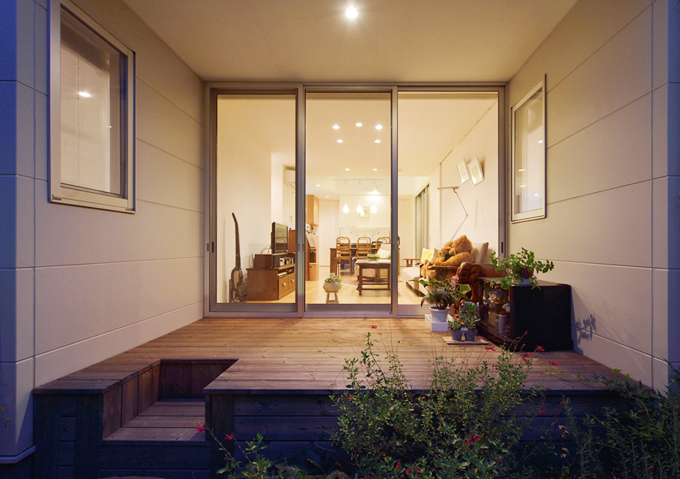 夜の時間を愉しむテラス・バルコニ