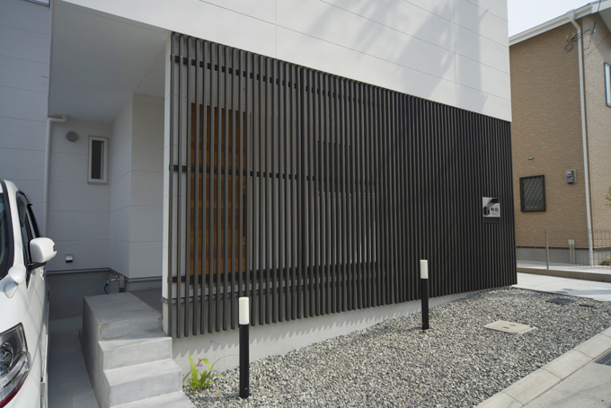 玄関アプローチを隠すルーバー