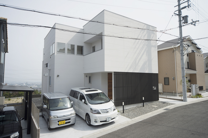 白い外壁とルーバーのコントラストが美しい