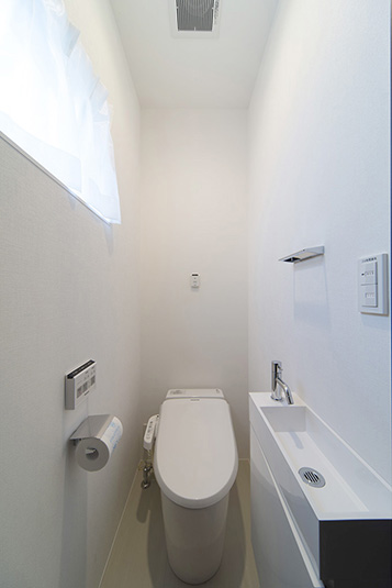 清潔感のあるスタイリッシュなトイレ