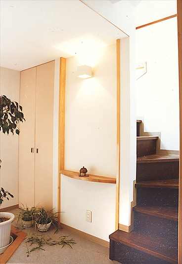 階段下の大容量下足入のあるエントランス