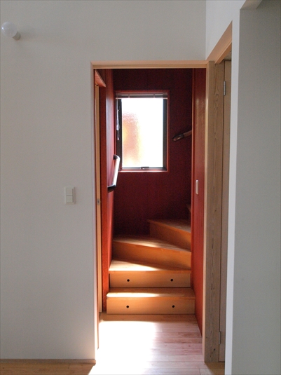 スカンジナビアンレッドに塗られた階段室
