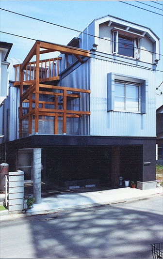 1階カーポート・2つのデッキのある3階建