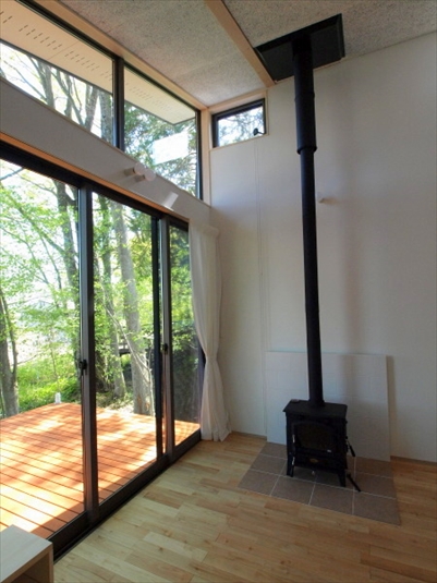 リビングに置かれた薪ストーブ