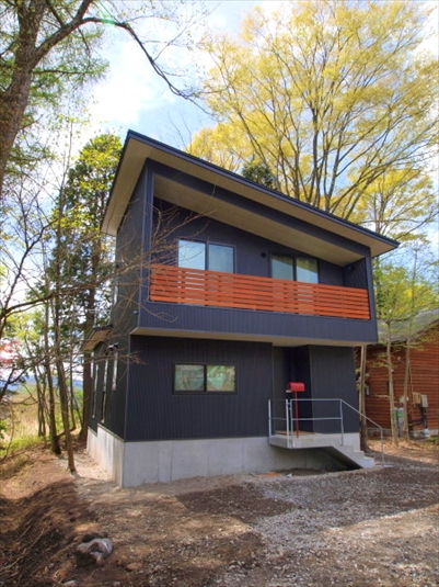 ガルバリウム鋼板の外装仕上げとエントランス