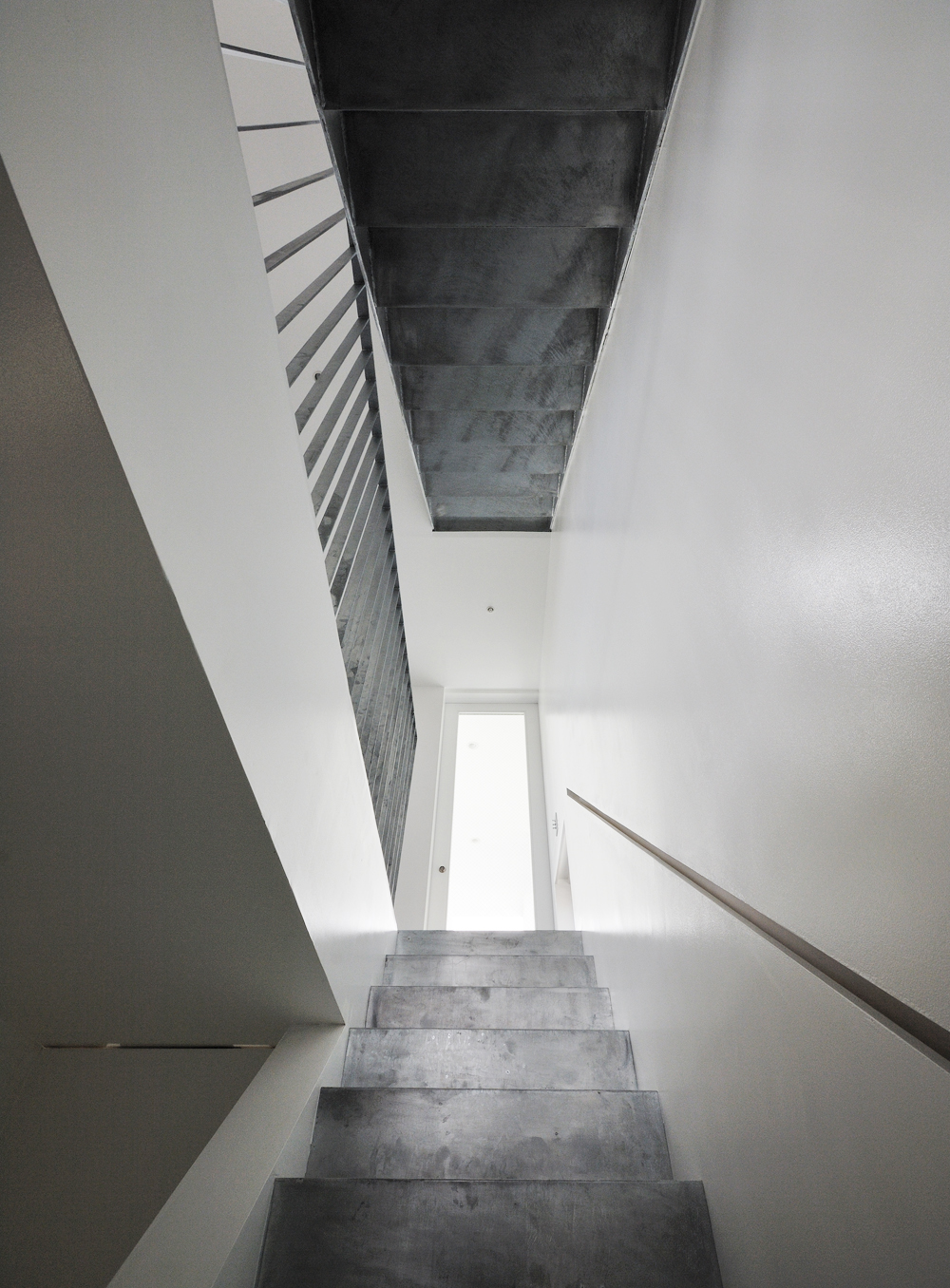 経年変化を楽しみながら生活できる、味わいのある階段