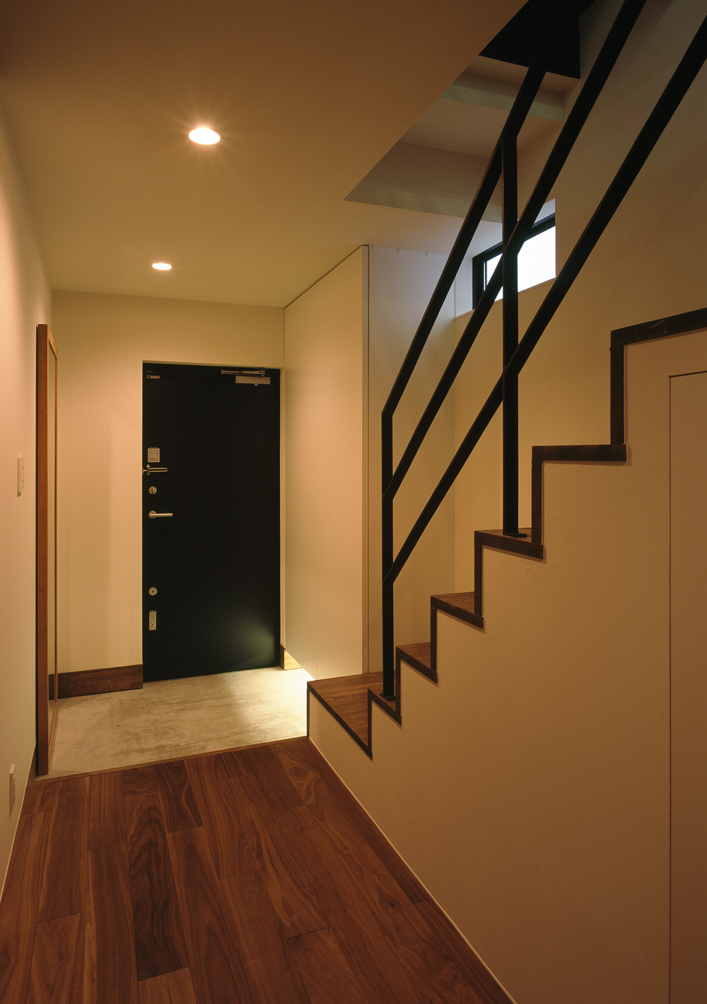 玄関にある全身大の鏡は、玄関ホールを広く見せる手段のひとつ