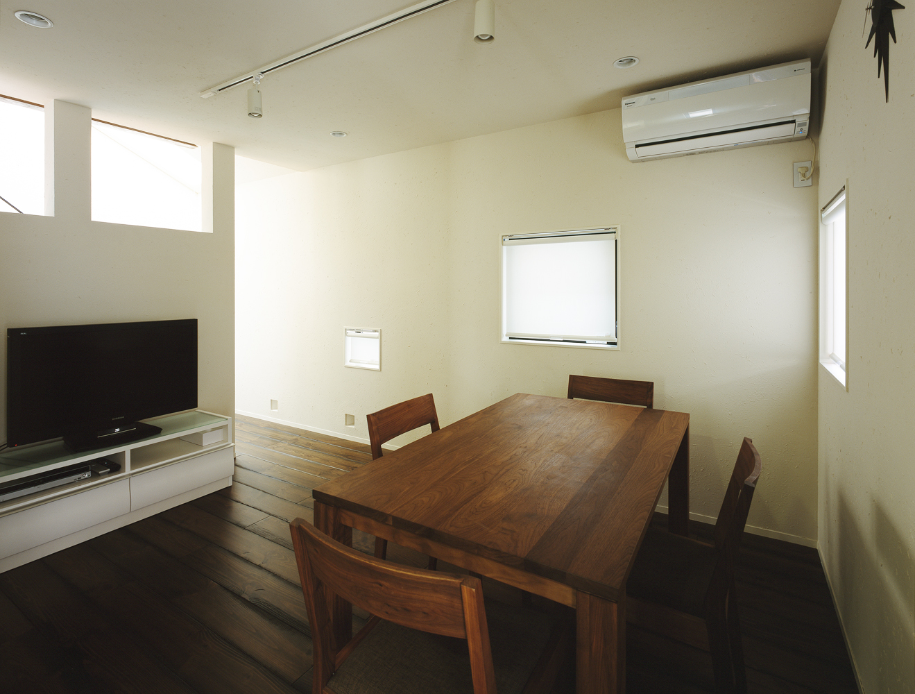 壁面を天井まで覆わず、意匠として採光を得ることに成功したダイニング