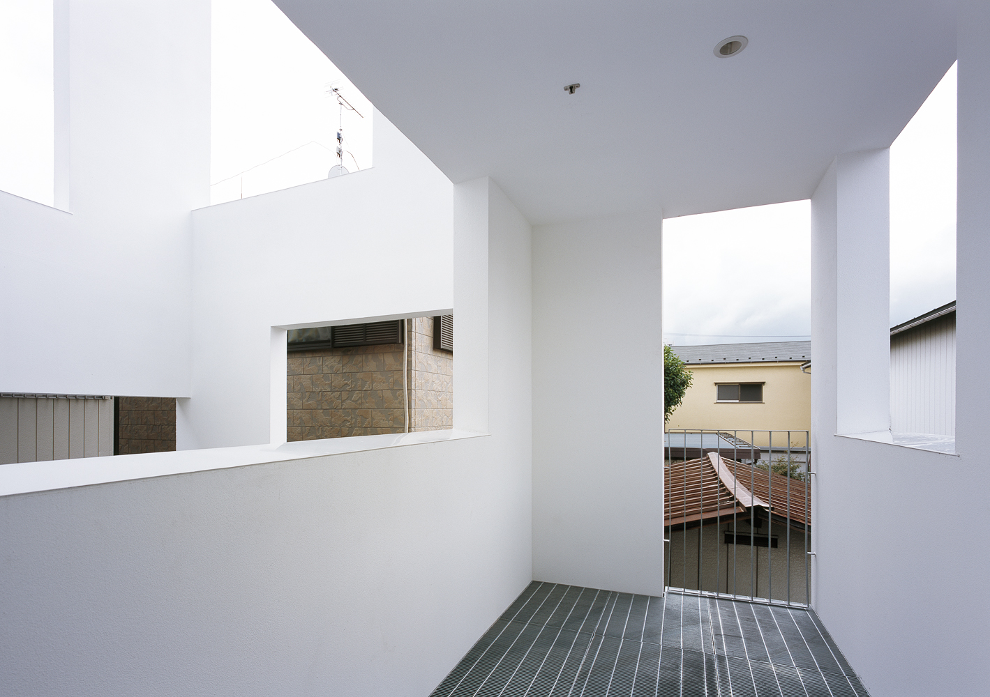 壁面の開放的な抜けが心地よく清々しいバルコニー