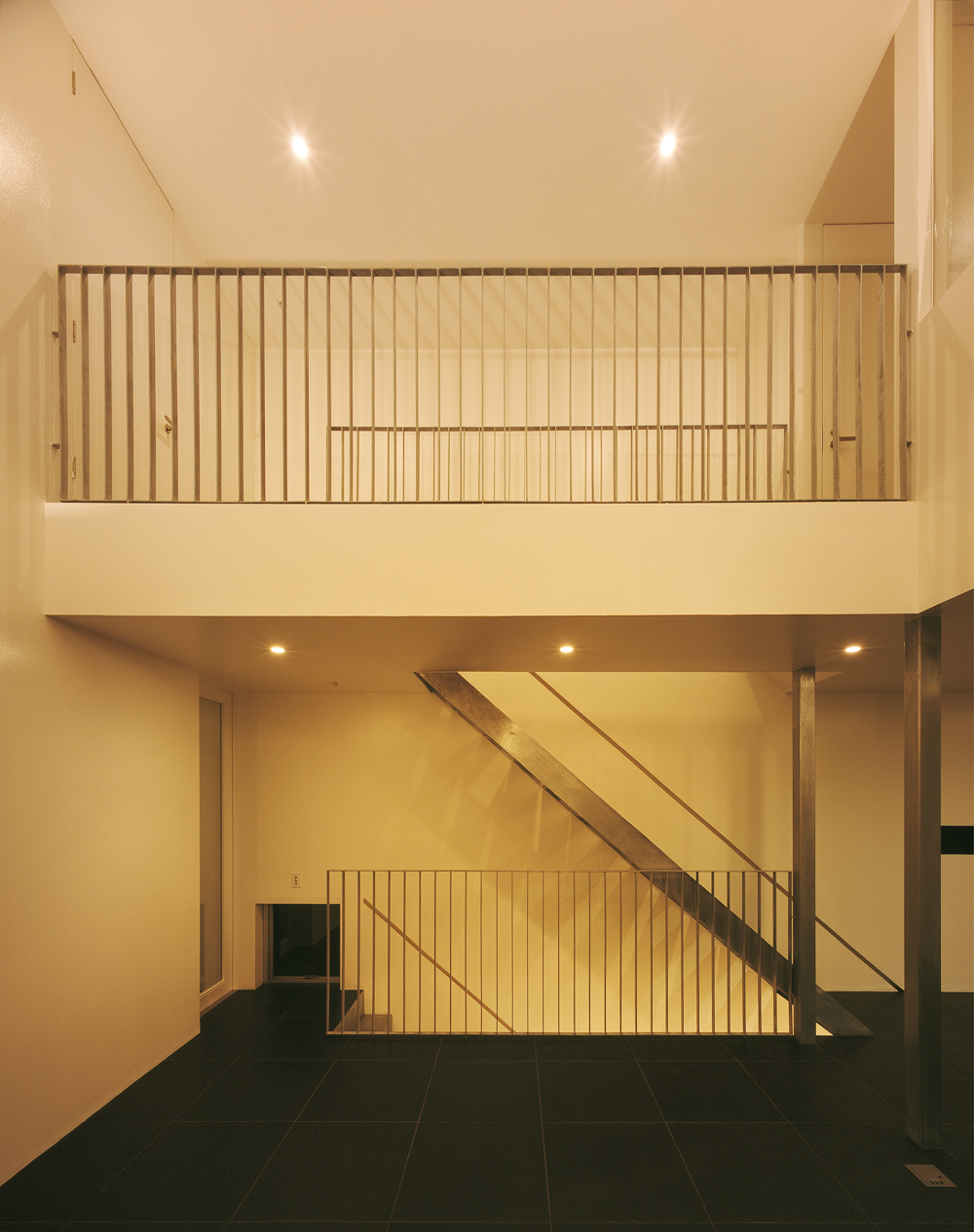 手すりスポーク部分が、公共施設のようなシンプルさを醸し出す