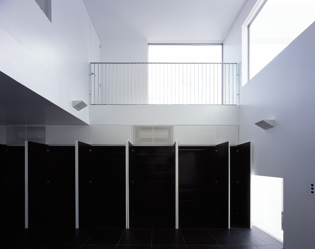 収納物を厳選して置きたくなる、黒でまとめた壁一面の収納スペース内