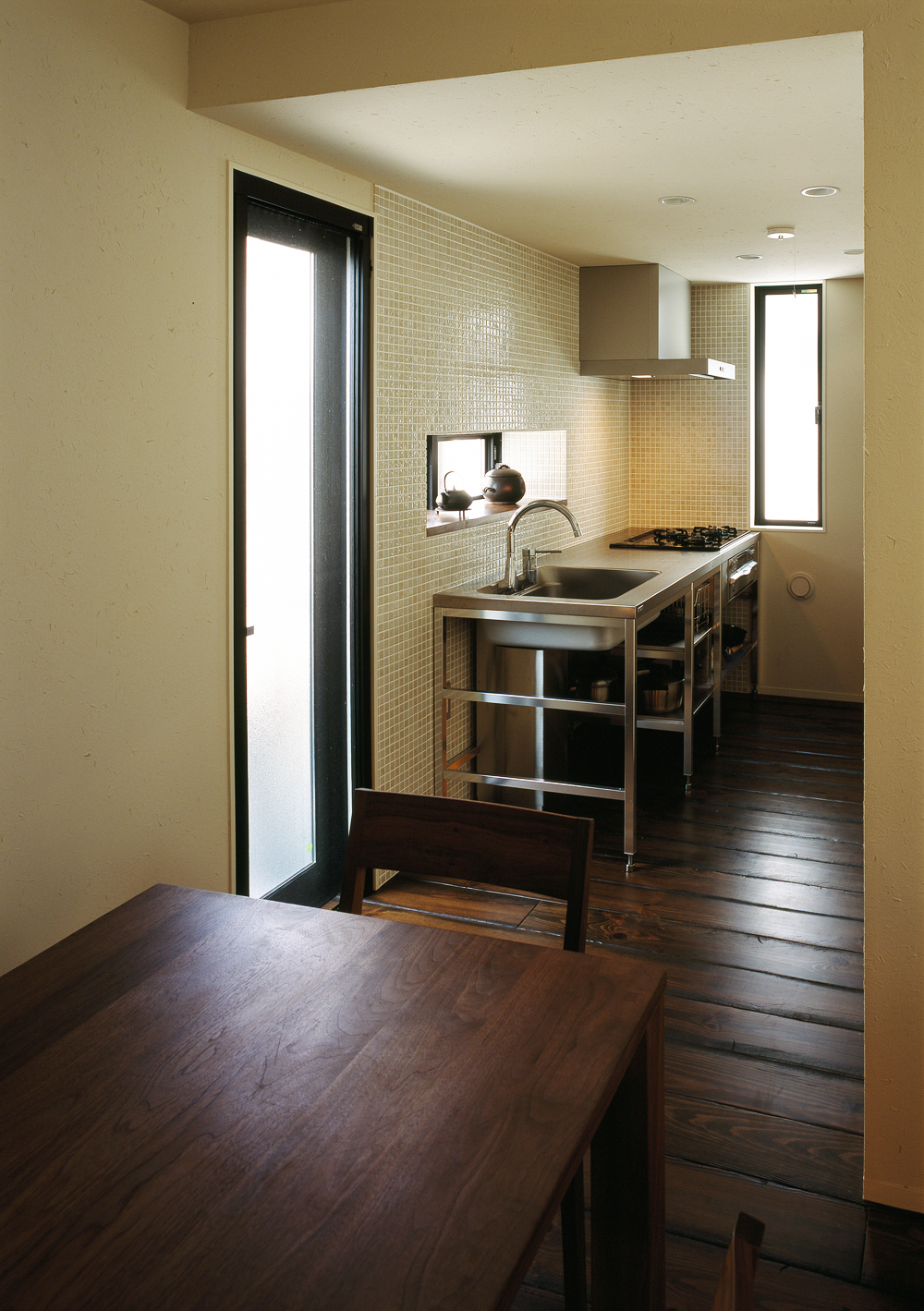 壁面の小さめのタイルが、ほっこりした気分で楽しく料理ができるキッチン